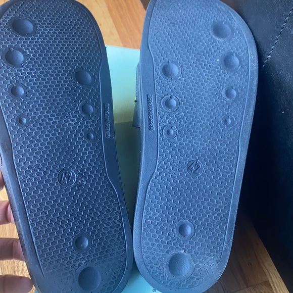 Off white slides - Picture 3 of 4